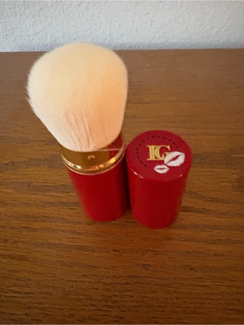 LAURA GELLER RED RETRACTABLE AIRBRUSH KABUKI BRUSH